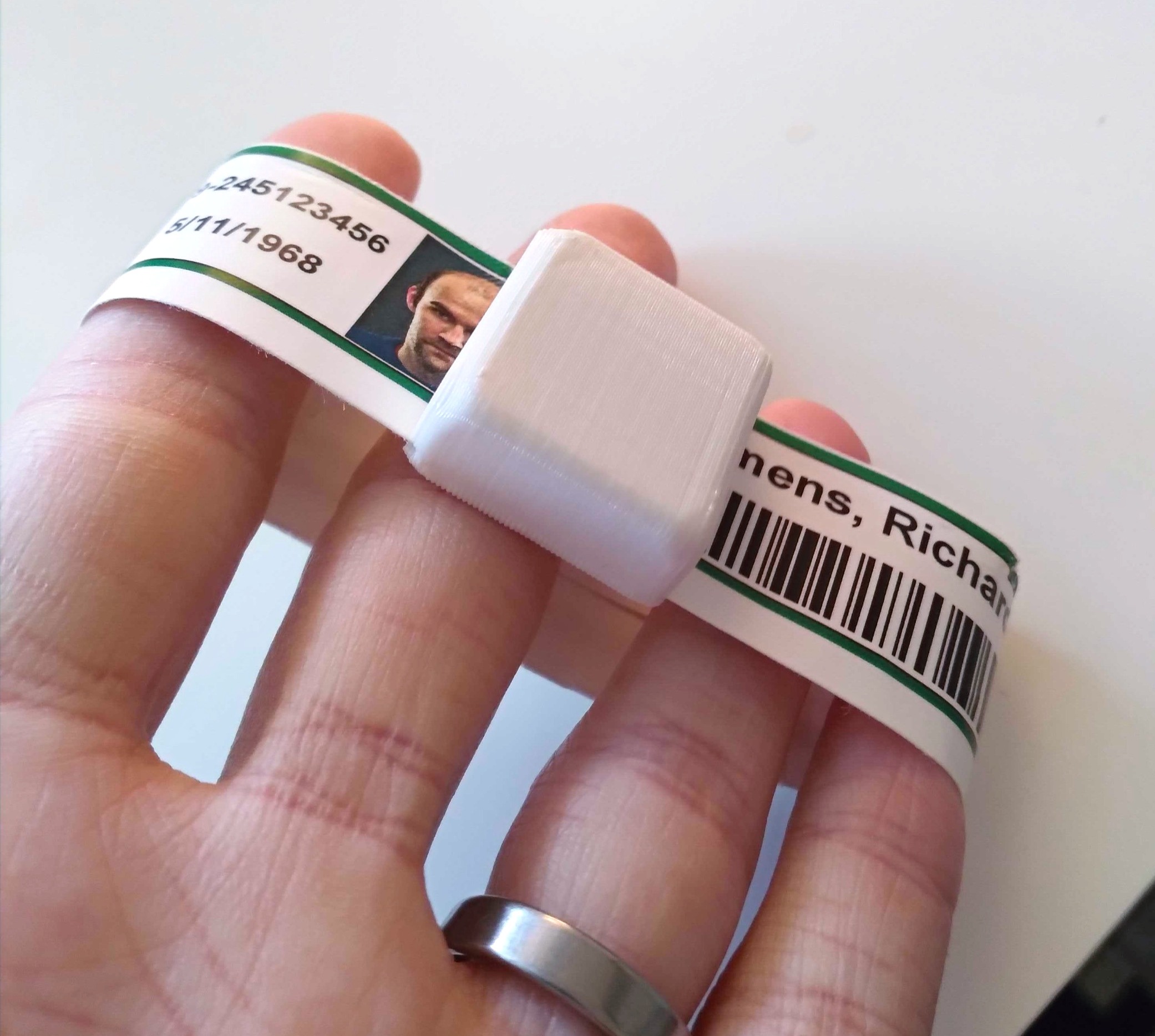 This tamper-resistant patient ID band uses Bluetooth technology to send information to the Q15 Safety Check app.